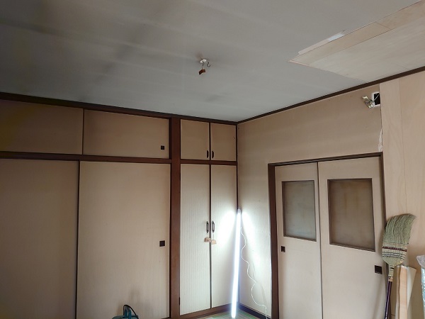 耐震改修　クロス張り替え前