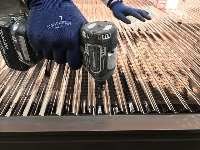 波板穴あけ