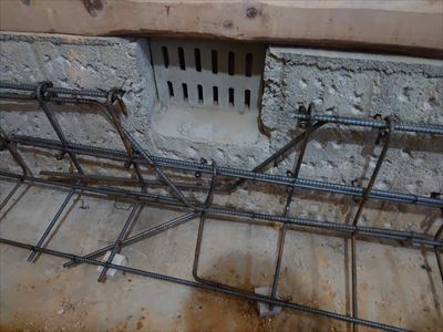 基礎コンクリート　配筋　床下換気口