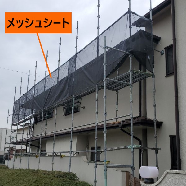 くさび緊結式足場のメッシュシートの取り付け