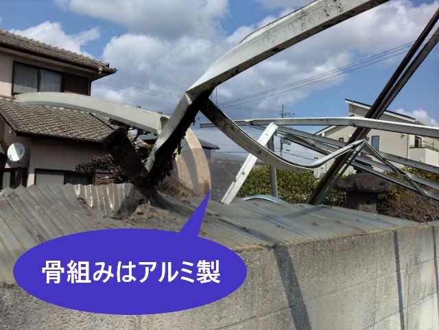 大阪狭山市にて強風被害を受けてカーポートが倒壊｜アルミ製骨組みは大きく変形して復旧は不可能な状態でした