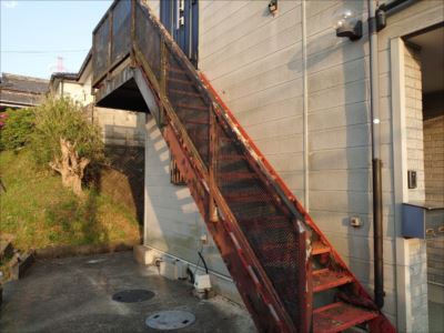 サビた鉄骨階段