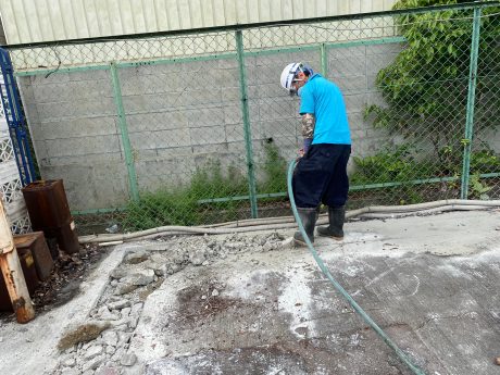 土間コン斫り状況