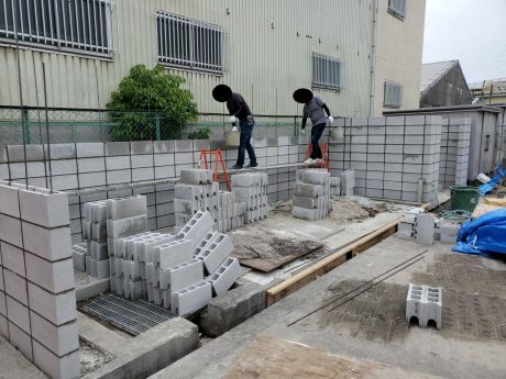 倉庫ブロック組積作業