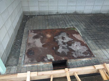 土間ワイヤーメッシュと集水口鉄板仕舞