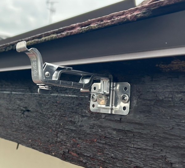 ステンレス製の受け金物をビスで固定しました