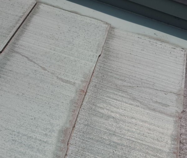 スレートの塗装が劣化してひび割れができている