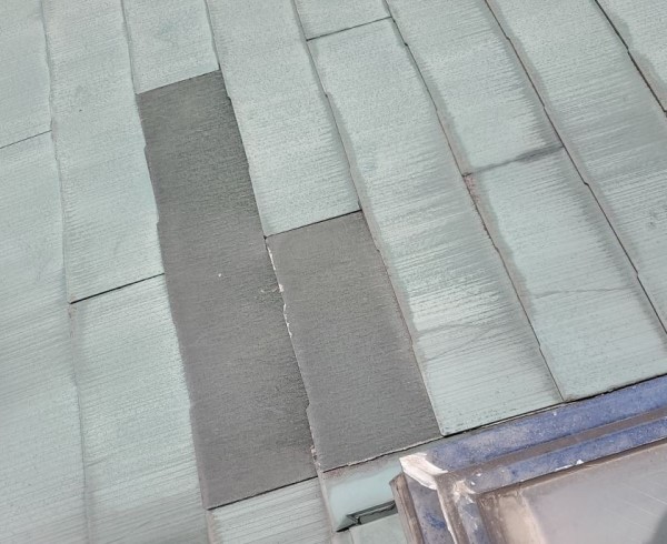 スレート屋根が割れて過去に一部差し換えを行った