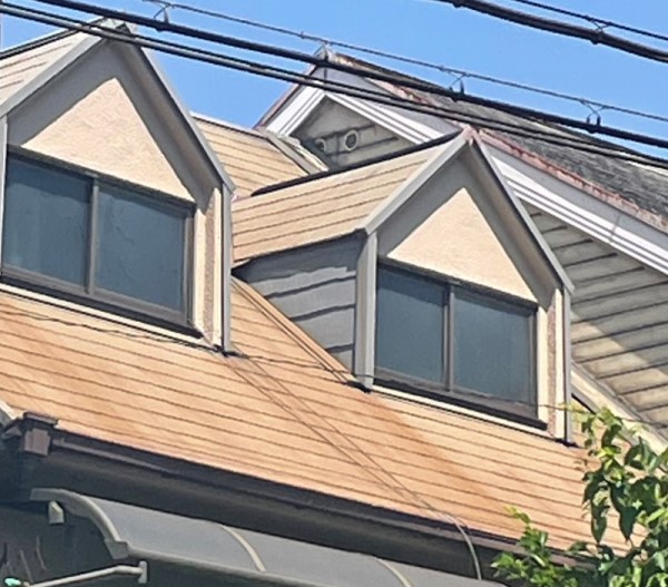 スレート屋根が色褪せている