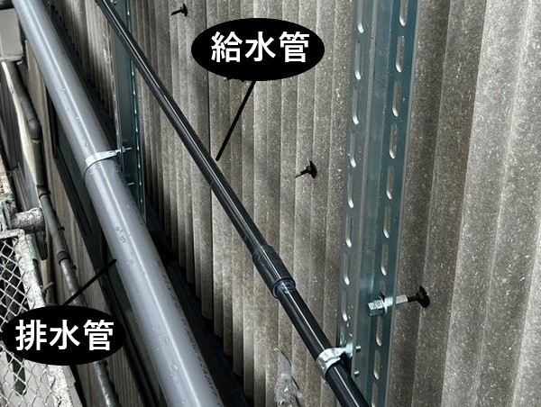 トイレの排水管と給水管