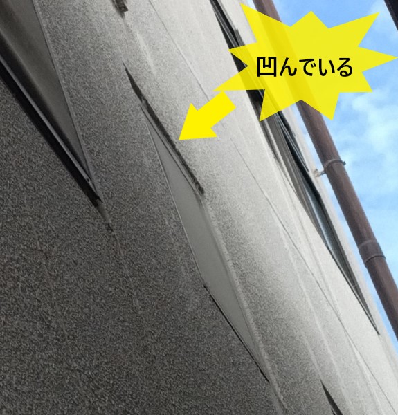 トイレ窓の上部を確認すると、少し凹んでいました