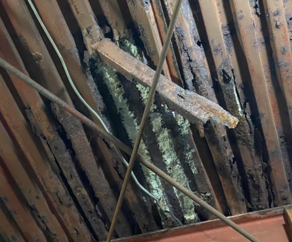 ビルの漏水で鉄骨が錆びて剥がれかけている