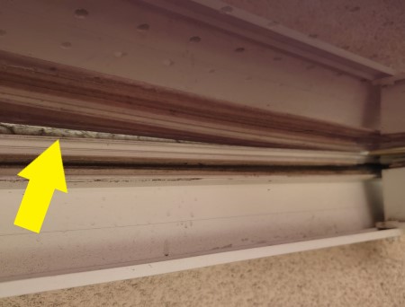 ベランダポリカ平板が浮いている