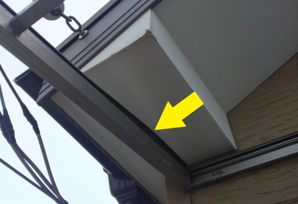 ベランダ屋根フレームが変形している