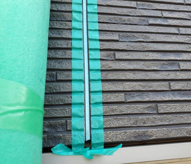 マスキングテープで外壁目地シーリングを養生