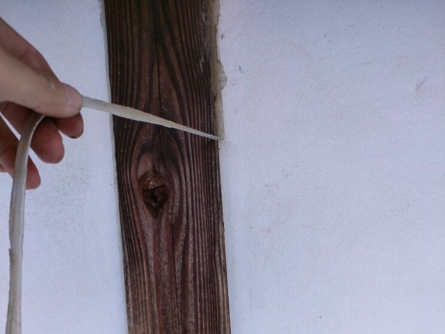 古いコーキングを撤去