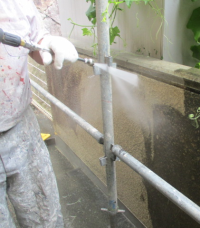 塀の高圧洗浄　汚れや古い塗膜を除去