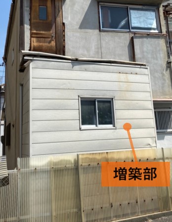 増築部が雨漏りしている