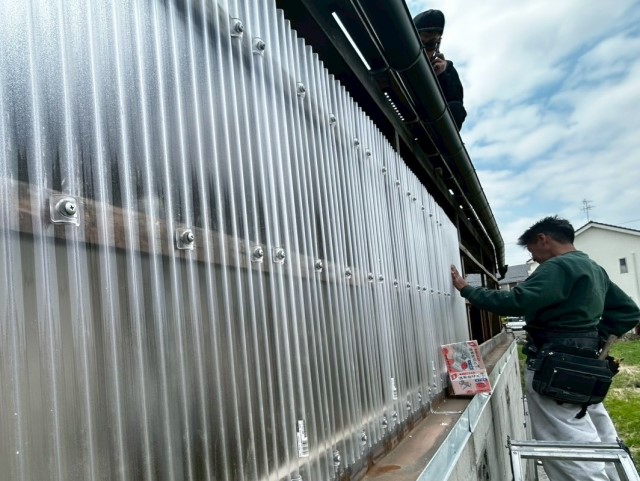 壁面波板取り付け