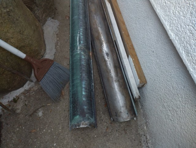 外れた金属製軒樋