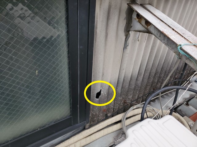 外壁に大きな穴