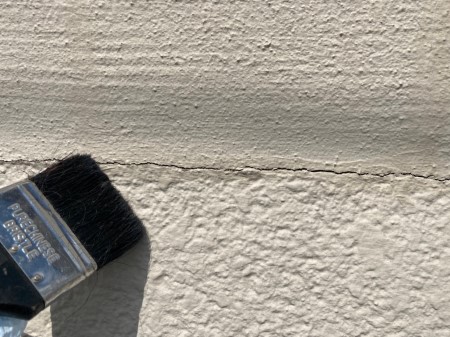 外壁クラックを応急処置
