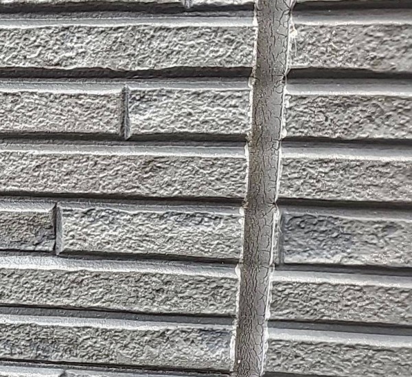 外壁シーリングがひび割れている