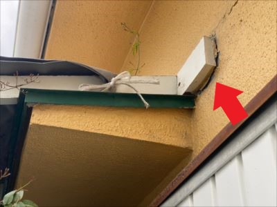 外壁屋根枠取り合い部外壁破損