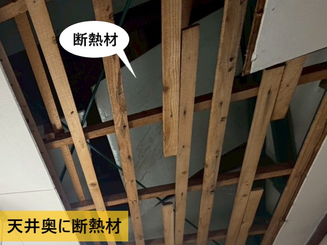 天井奥に断熱材