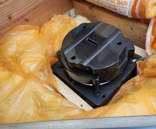 天井裏に換気扇を取り付けました