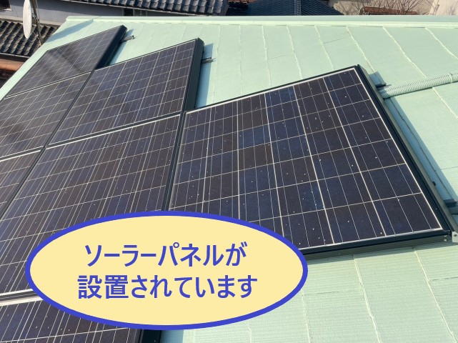 屋根にソーラーパネル設置あり