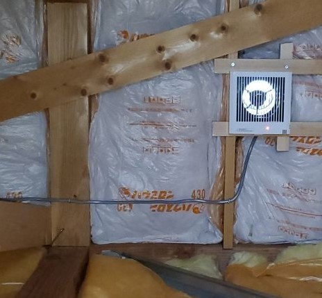 屋根裏のパイプファン取り付けには電気工事も必要だった為、電気工事士が作業しました