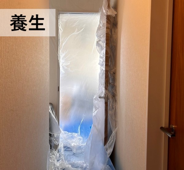 廊下の天井に換気扇を取り付ける為養生を行いました