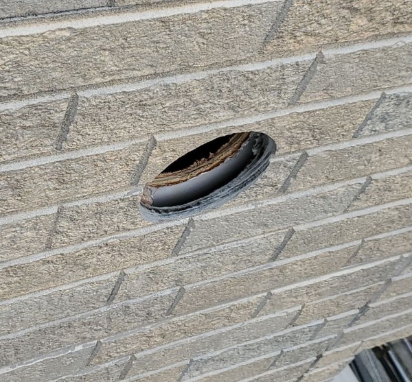 排気口取り付け部の外壁に穴を開けました