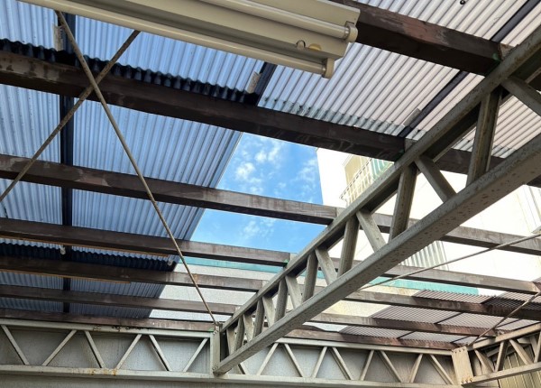 既存ポリカ波板撤去完了