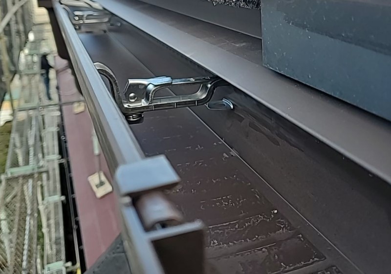 板金巻き補修した鼻隠しにも軒樋を取り付けました