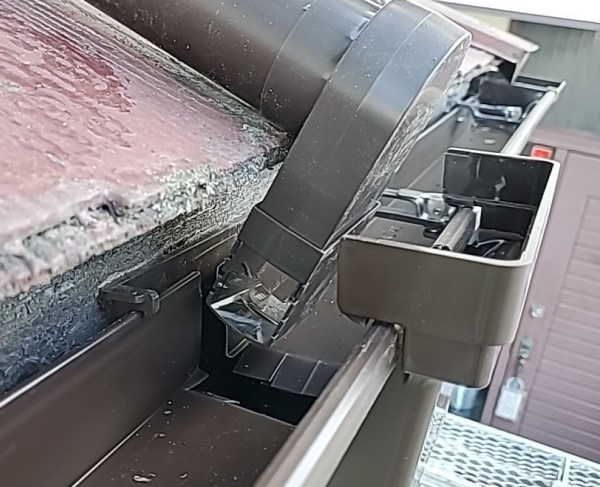 水下エルボは這樋から雨水が溢れないように水流の向きを変えます