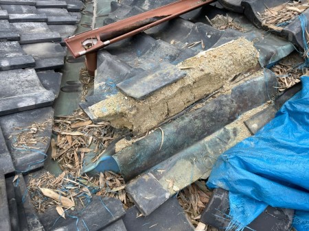 片棟が崩れて葺き土がむき出し