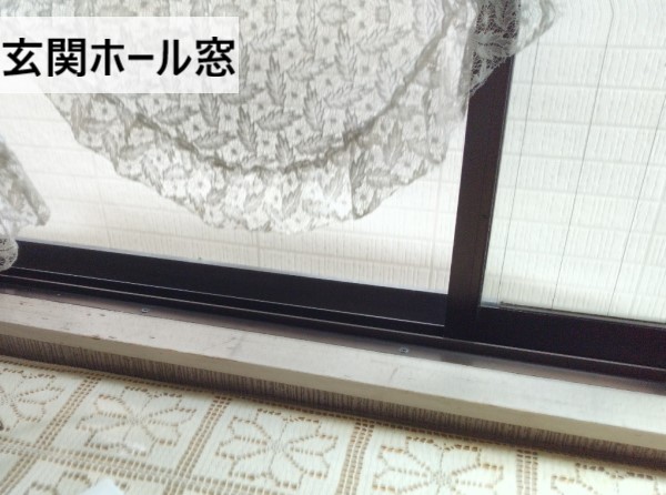 玄関ホールの窓から雨水が吹き込む
