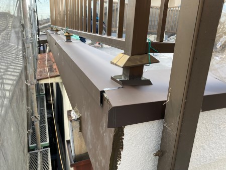 笠木取り付けの様子