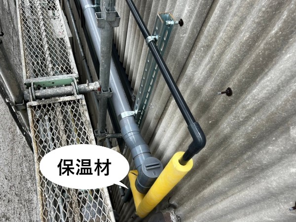 給水管に丸型保温材を巻いていく