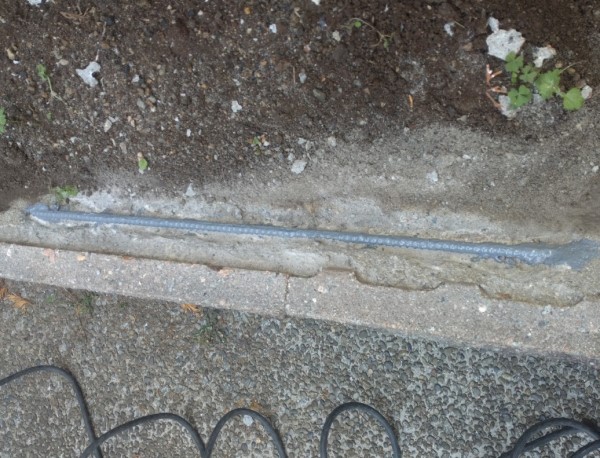 花壇の鉄筋に錆止めを塗装