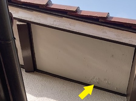 軒天の塗装剥がれ