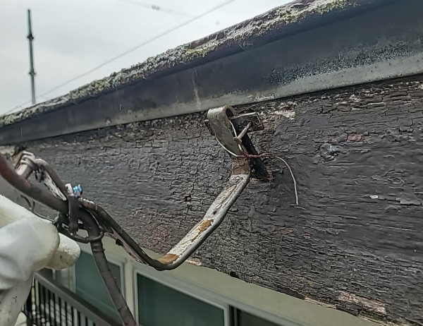 軒樋受け金具が外れている