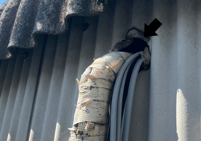 配管・配線周辺の大きな穴