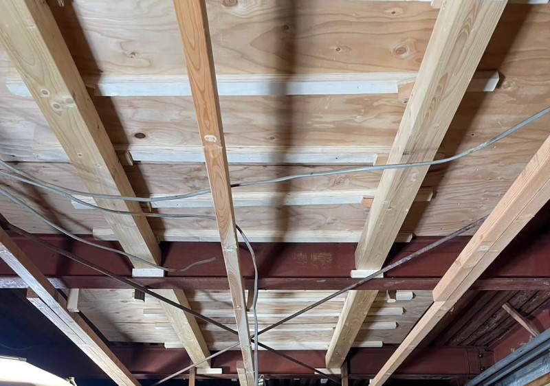 錆びた内部の鉄骨を構造用合板で補強