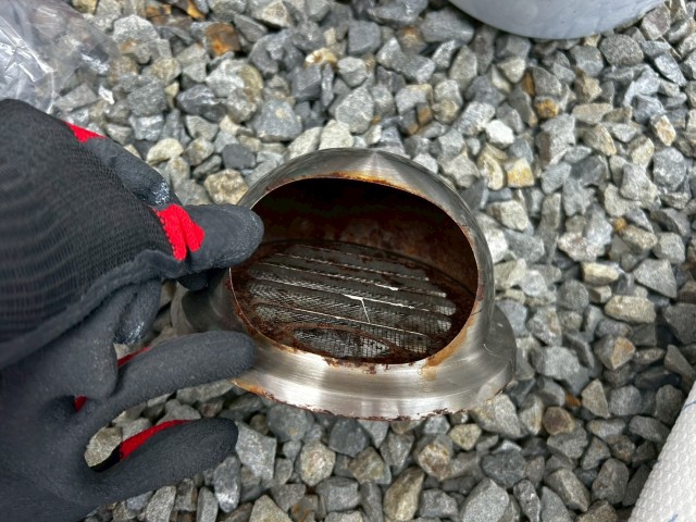 錆びた換気ガラリ