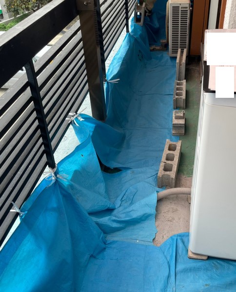 雨漏り対策の為にブルーシートをベランダ床面に敷いていますが隙間ができている