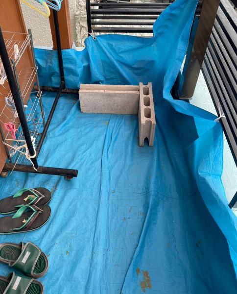 雨漏り発生の為にベランダにブルーシートを敷いている