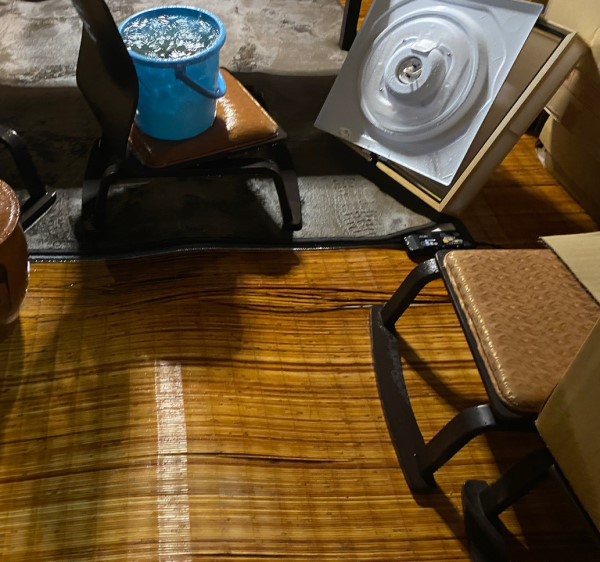 雨漏れ被害を受けた店舗の床